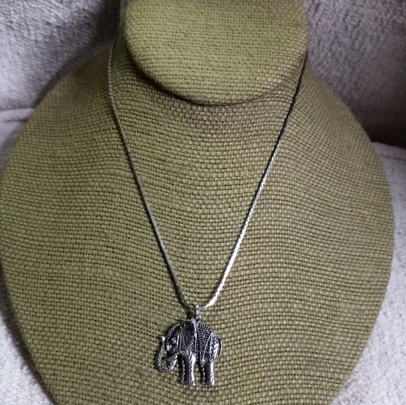 Silvertone elephant necklace - Picture 1 of 5